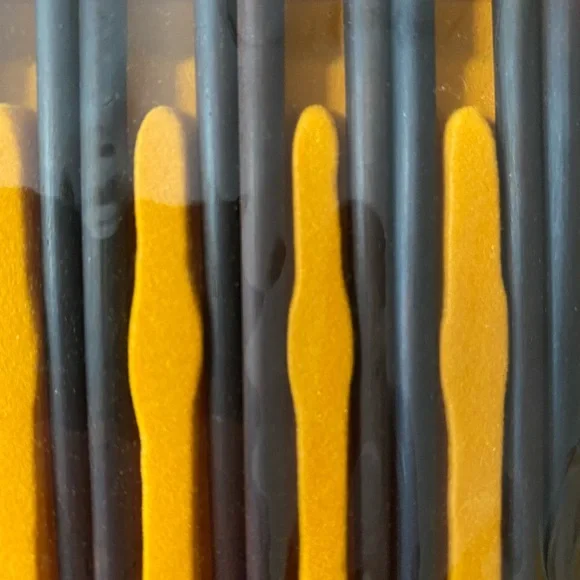 Set of 10 Elegant Black and Gold Wooden Chopsticks - High Quality - Picture 4 of 9